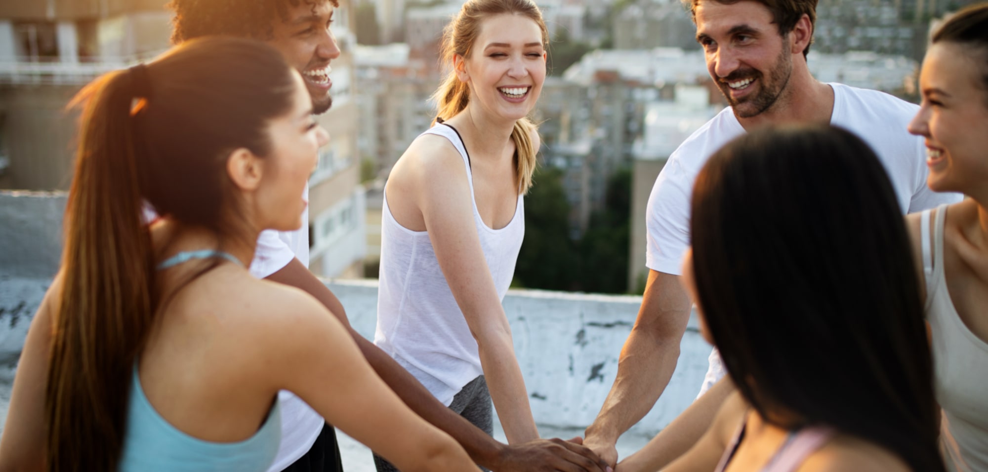 Gruppe sportlicher Menschen motiviert